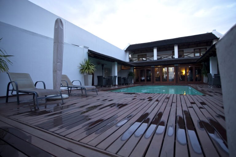 Ein stilvoller Hotelpool auf afrikanischer Reise, ideal für Erholung unter afrikanischen Himmel.