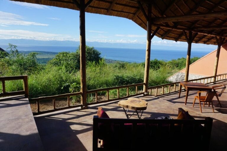 Sitzbereich mit Meerblick und Natur in einer afrikanischen Safari-Lodge oder -Resort.