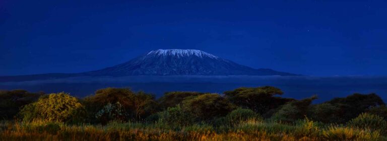 Vulkan am Nachthimmel, Afrika Safari, Tierwelt in Tansania.