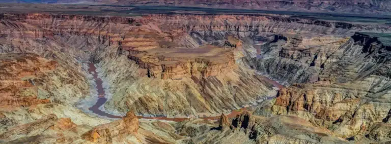 Einblick in die beeindruckende Natur des Fish River Canyon, Afrika Reiseziele, Namibia Abenteuer.