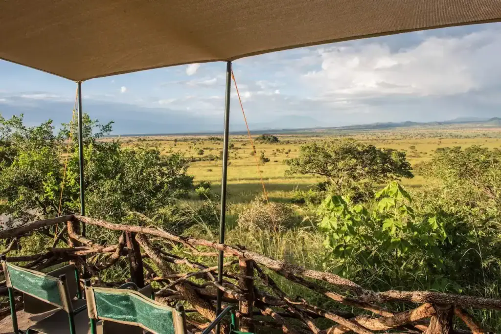 Blick von einer Safari-Lodge in der afrikanischen Wildnis, Nähe Tierbeobachtungen, Afrika Reisen.