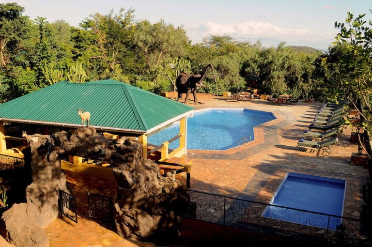 Stilvolle Safari Lodge in Afrika mit Pool.