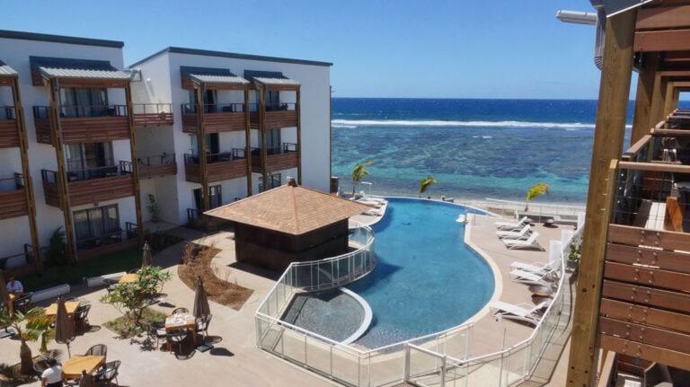Moderne Unterkunft mit Pool und Meerblick, perfekte Strandferien in Afrika.