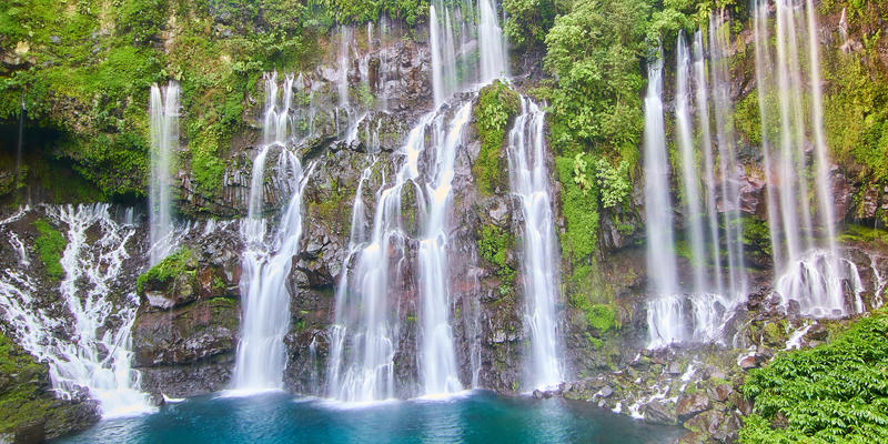 Wasserfall in einer grünen Landschaft, Afrika Reise, Natur, Landschaft.