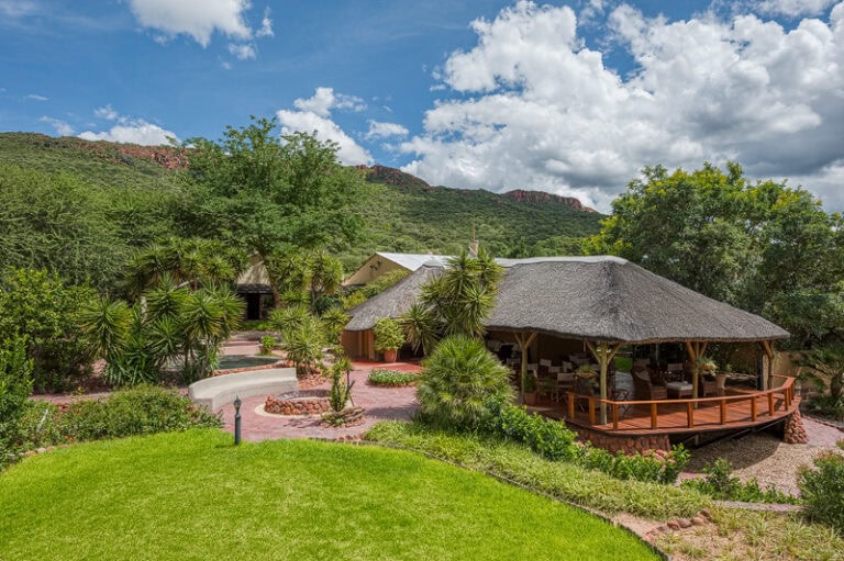 Ein afrikanisches Safari-Resort inmitten der Natur.