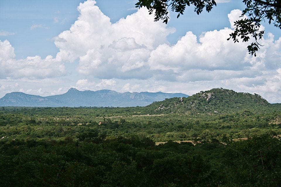 Atemberaubliche Landschaft mit Bergen, grüner Natur und Himmel in Afrika.