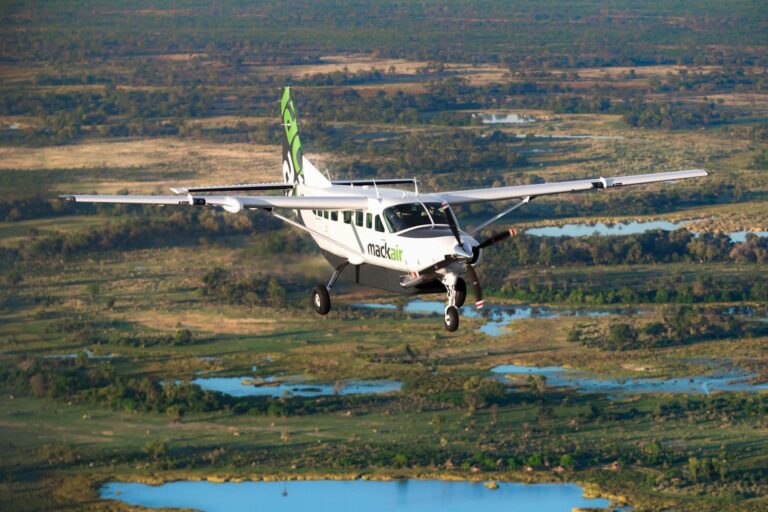 MackAir Flugzeug fliegt über die Ostafrikanische Landschaft mit Seen und grünen Ebenen.