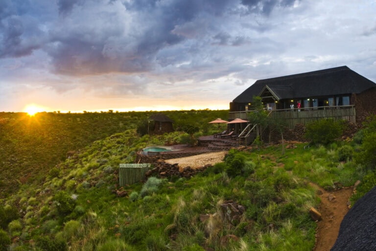 Luxus Safari Lodge in Afrika, Sunset und Natur.