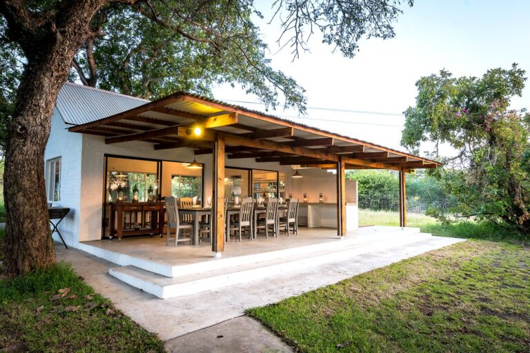 Gemütliche afrikanische Safari Lounge in freier Natur mit Sitzplätzen und schönem Baumhaus-Design.