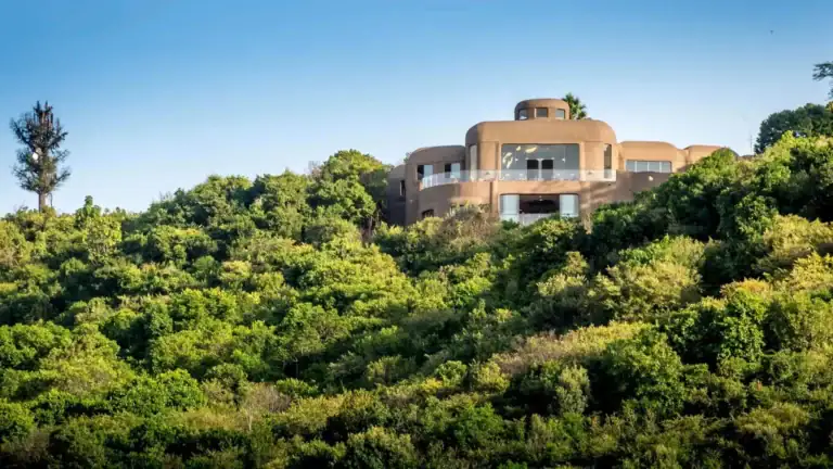 Elegantes afrikanisches Hotel inmitten grüner Natur, ideal für Safari- und Luxusreisen in Afrika.