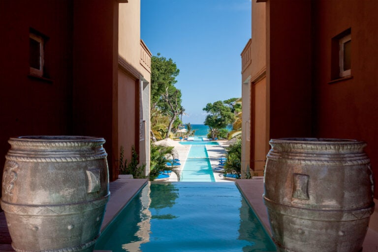 Strandblick mit Pool und Palmen in Afrika.