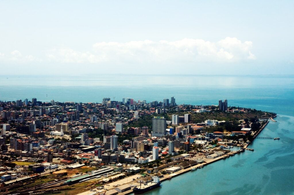 Stadtansicht von Kapstadt mit Hafen und Hafenmeer, südafrikanischer Reise- und Tourismus-Hotspot.