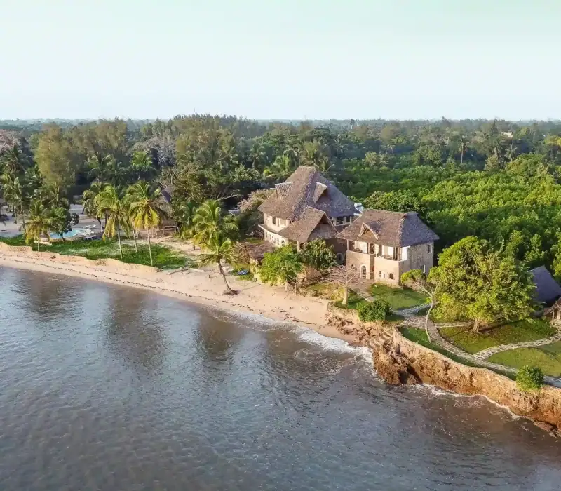 Luxushotel am Fluss in Kenia mit Blick auf Natur und Landschaft.