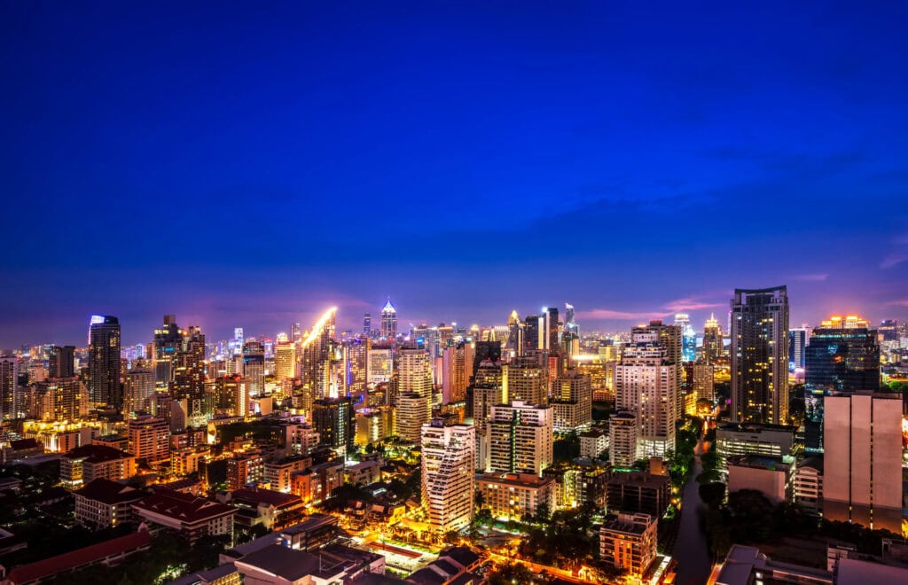 Stadtansicht von Harare bei Nacht, leuchtende Skylines und moderne Gebäude in Simbabwe.