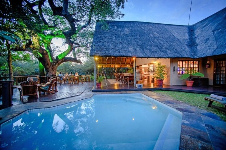 Luxus Afrika Safari Lodge mit Pool und Natur.