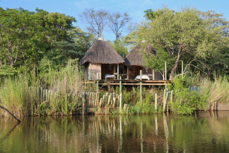 Ngepi Camp am Wasser mit Hütten und Natur in Namibia Reise.