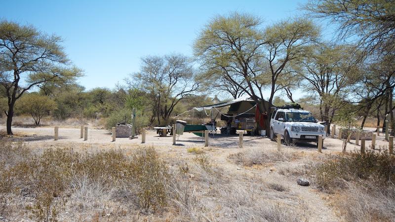 Savanne-Camp in Afrika, Zelt, Fahrzeug und Natur.