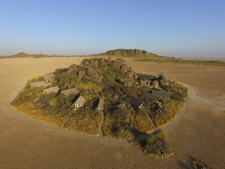 Hütten im Sandfeld, afrikanische Savanne, Naturlandschaft, Urlaub Afrika.