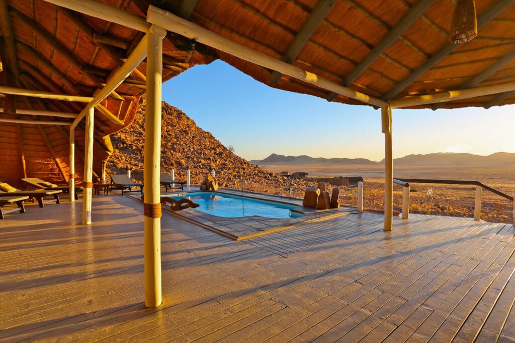 Blick auf den Sonnenuntergang über der namibischen Wüste.