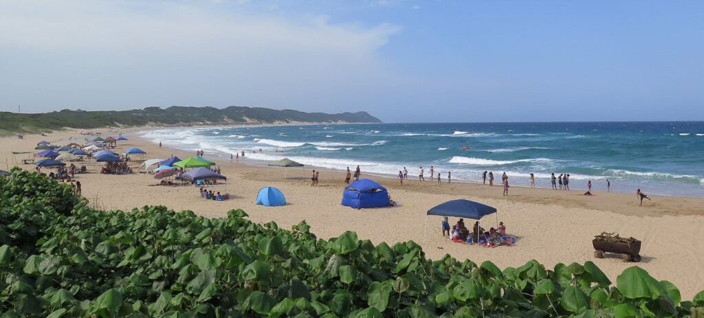 Blaue Sonnenschirme am Strand in Afrika.