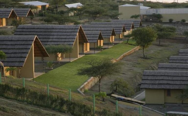 Moderne afrikanische Unterkunft im Grünen.