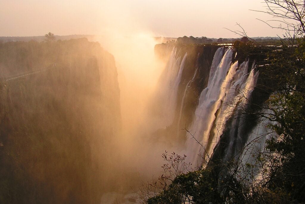 Spektakulärer Wasserfall in Afrika, das UNESCO-Weltkulturerbe, ideal für Safari- und Abenteuertouren.