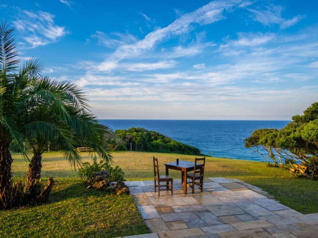 Ein ruhiger Blick auf das Meer mit Garten und Sitzbereich in Afrika.