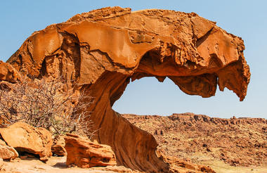 Faszinierender Felsbogen in der afrikanischen Wüste, ideal für Afrika Reiseabenteuer und Naturerlebnisse.