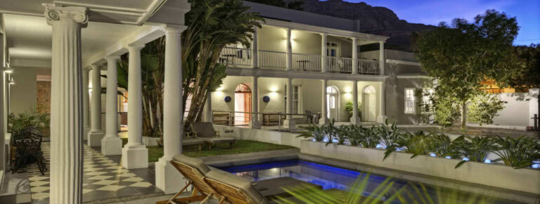 Elegantes afrikanisches Hotel mit Pool in Südafrika, perfekte Unterkunft für Safari Reisen.