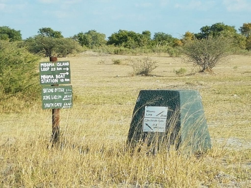 Hinweis auf Mboroma Insel und Bootsstation in Afrika, Landschaft mit Bäumen und Gras.