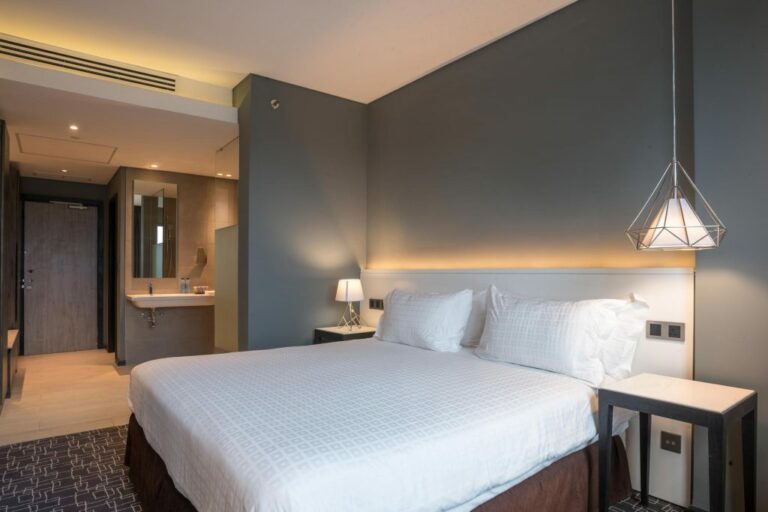 Gemütliches Hotelzimmer in Afrika mit modernem Design und komfortabler Einrichtung.