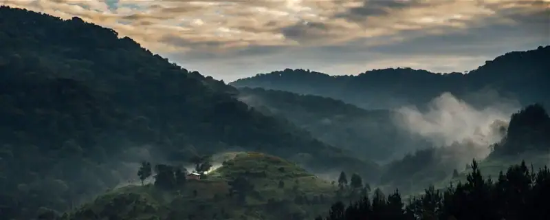 Spektakuläre afrikanische Berglandschaft und Ruhe im Grünen.