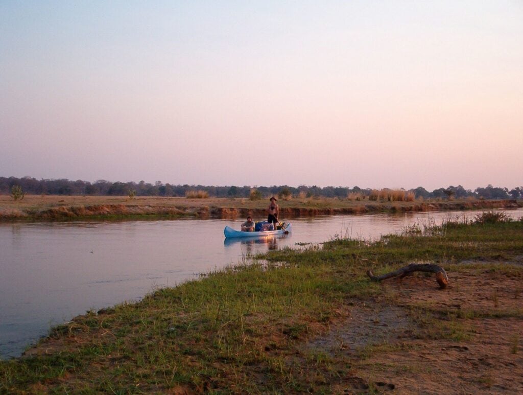 Rustikales Kanu auf dem Fluss in Afrika bei Sonnenuntergang.