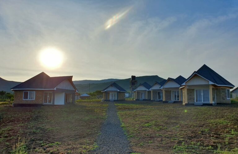Moderne afrikanische Ferienhäuser in landschaftlicher Umgebung.