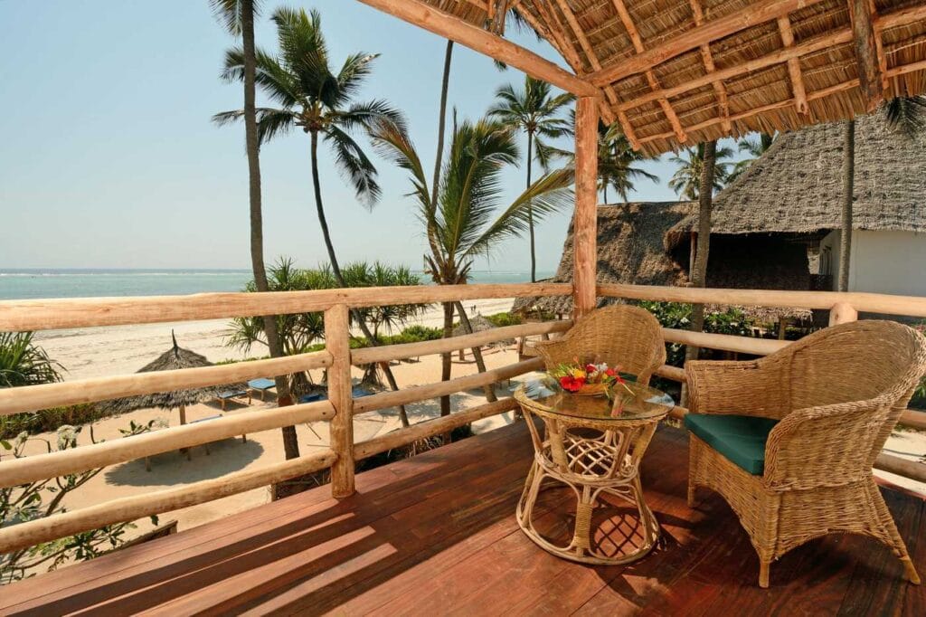 Gemütliche Balinesische Strandhütte mit Meerblick und tropischem Ambiente.
