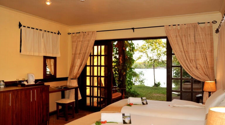Gemütliches Hotelzimmer mit Flussblick in Afrika.