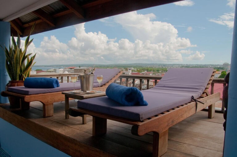 Entspannte Sonnenliegen mit Blick auf die afrikanske Stadt, ideale Unterkunft für Safari und Reisen.