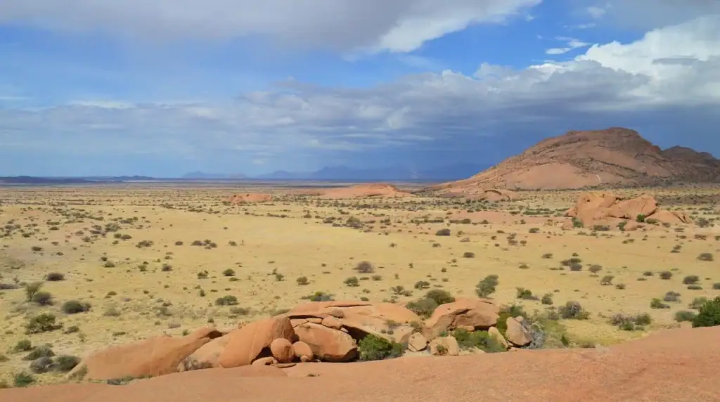 Beeindruckende Wüstenlandschaft mit Felsen und Sand in Namibia, perfekt für Afrikareisen und Abenteuerreisen.