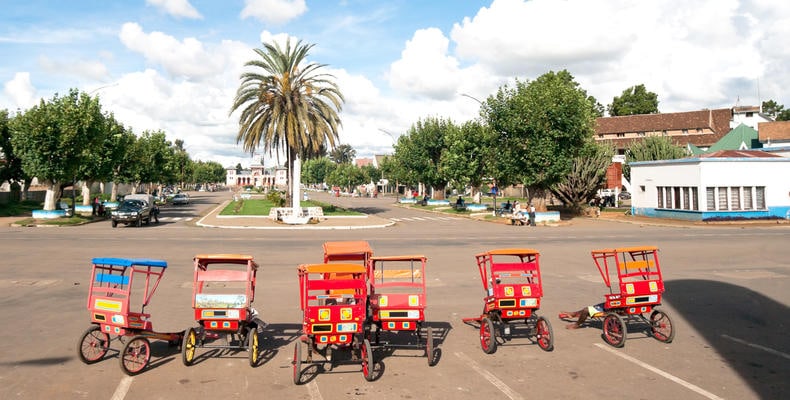 Helle Rikscha im Stadtzentrum Afrikas, bunte Fortbewegung, touristische Attraktion.