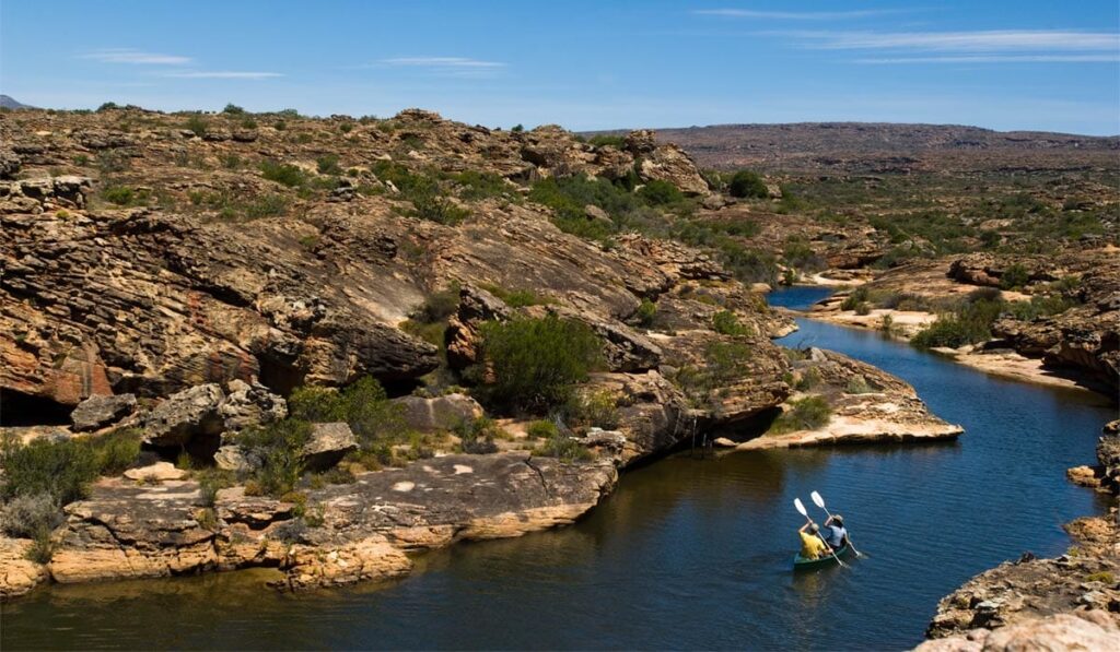 Alte Felslandschaft und Fluss in Afrika.