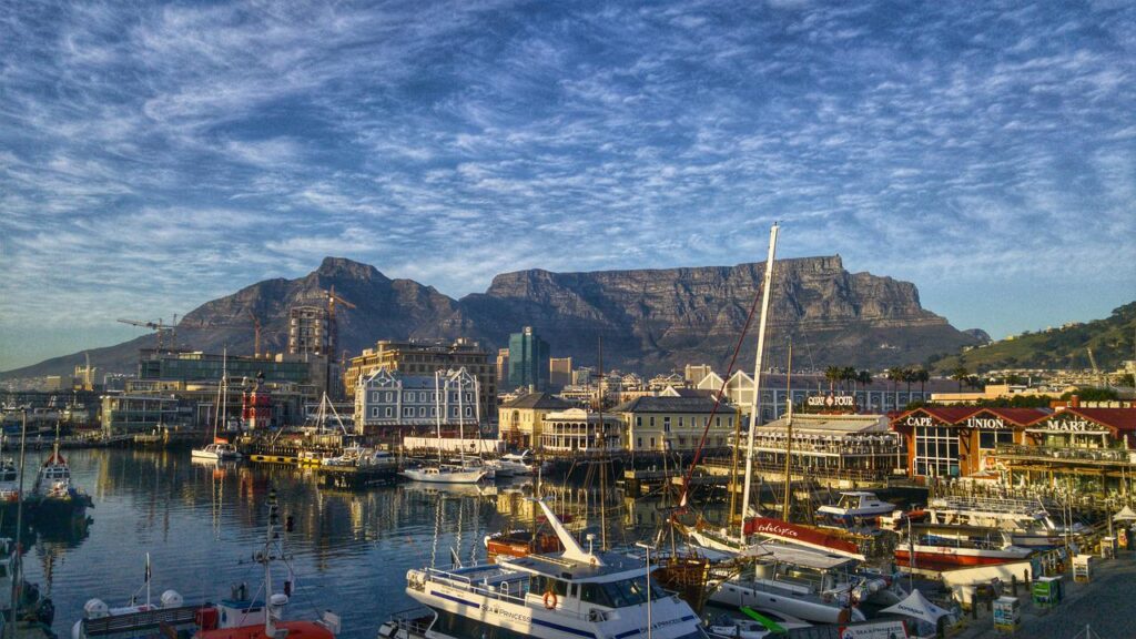 Hafen von Kapstadt mit Segel- und Yachten, Skyline und Tafelberg im Hintergrund.