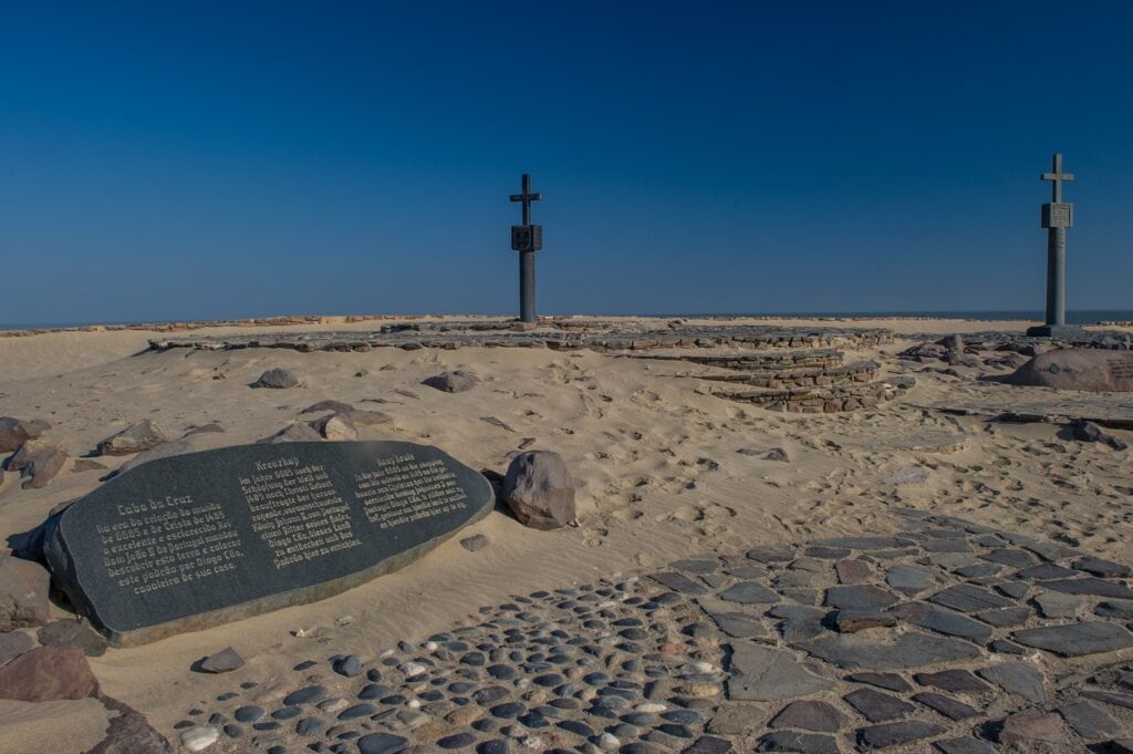 Alt-Text: Leo-Symbolik am Sandstrand in Portugal mit Meeresblick, Erinnerung an Afrika.