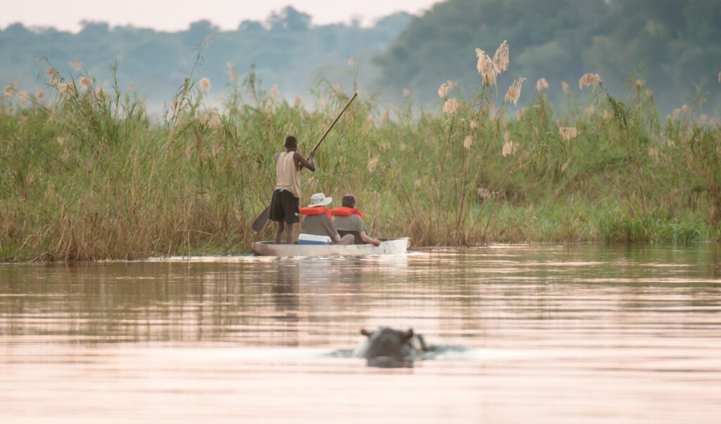 Boot mit Touristen auf Fluss in Afrika.
