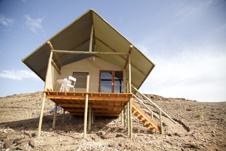 Alt Text: Afrikanische Safari Lodge auf Trockengebiet, ideal für Abenteuerreisen in Afrika.