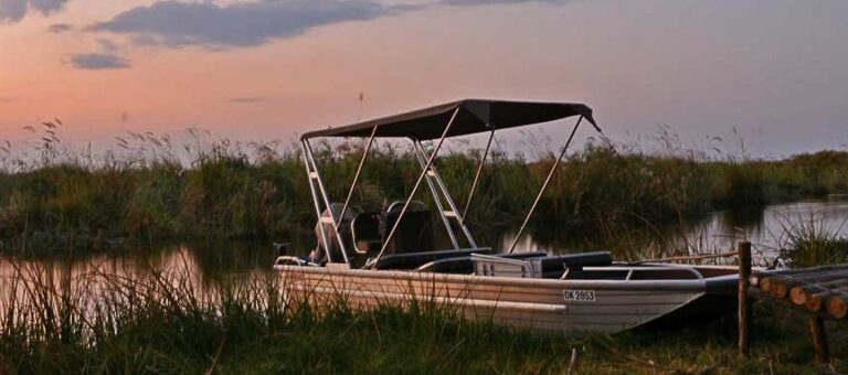 Bootsfahrt auf dem Nil in Ägypten bei Sonnenuntergang, exotisches Afrika Erlebnis.
