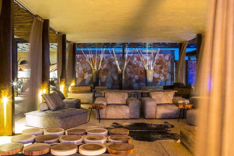 Gemütliche Lounge mit afrikanischen Design-Elementen.