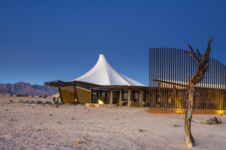 Moderne Safari Lodge in Namibia mit Zelt-Design und Wüstenblick.