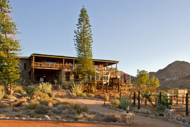 Ein rustikaler Lodging-Komplex in einer afrikanischen Wüstenlandschaft.