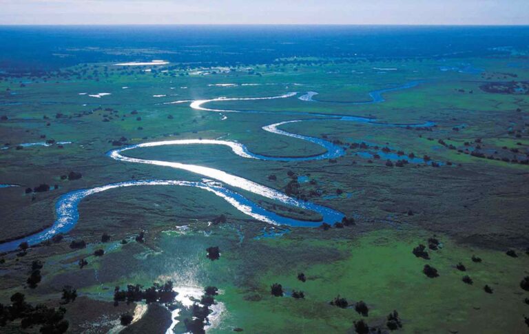 Atemberaubende Flusslandschaft in Afrika mit gewundenen Wasserwegen und üppigem Grün, ideal für Angola-Reisen.