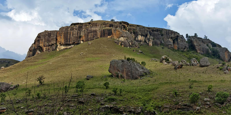 2. Eindrucksvoller Blick auf die Felsen und das grüne Hochland in Afrika, ideal für Abenteuerreisen.